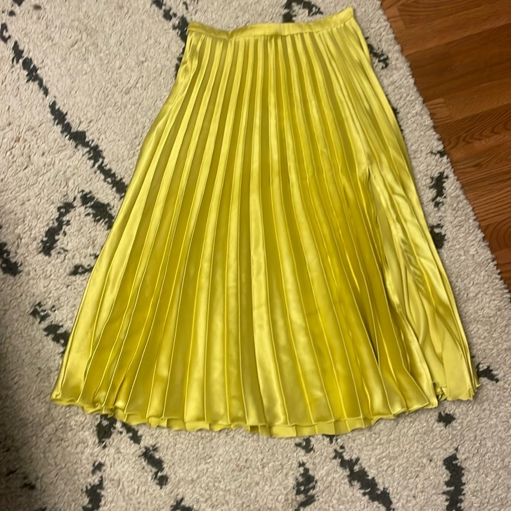 Lemon yellow pleated midi skirt with side slit